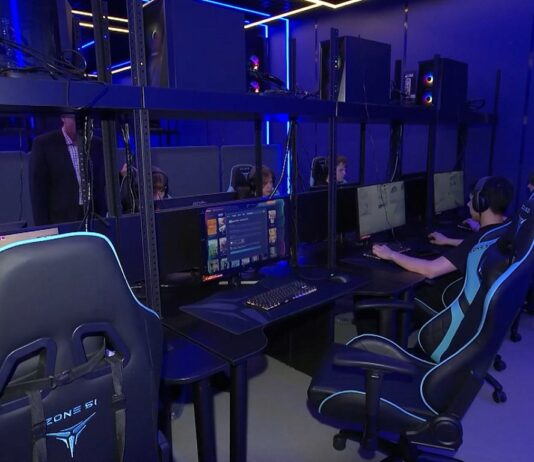 Алексей Текслер и Никита Нагорный посетили фиджитал-центр